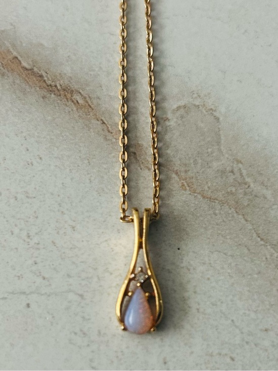 Avon Jewelry - Vintage Avon Delicate Milky Iridescent Teardrop Pendant Necklace